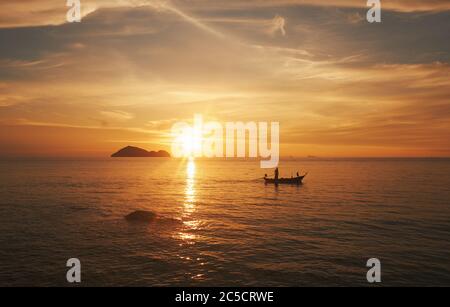 Koh Phangan Insel, Thailand. Sonnenuntergang am Meer. Fischer in einem Boot Stockfoto