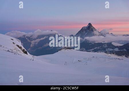 Erste Sonnenstrahlen auf Matterhorn, Alpen Stockfoto