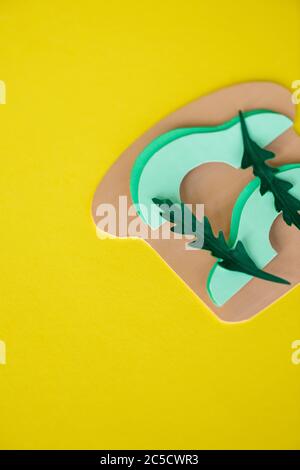 Ansicht von oben auf Papier Avocado Sandwich isoliert auf gelb Stockfoto