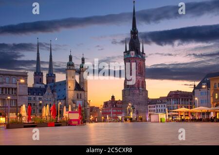 Halle, Deutschland. Stadtbild der historischen Innenstadt von Halle (Saale) mit dem Roten Turm und dem Marktplatz bei dramatischem Sonnenuntergang. Stockfoto