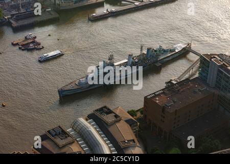 Luftaufnahme der HMS Belfast, die in der Themse liegt London England Stockfoto