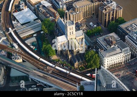 Luftaufnahme der Southwark Cathedral und London Bridge Bahnlinien vom Shard Stockfoto