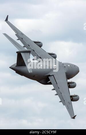 Royal Australian Air Force (RAAF) Boeing C-17A Globemaster III großes Militärflugzeug betrieben von 36 Squadron in RAAF Amberley, Queenslan Stockfoto