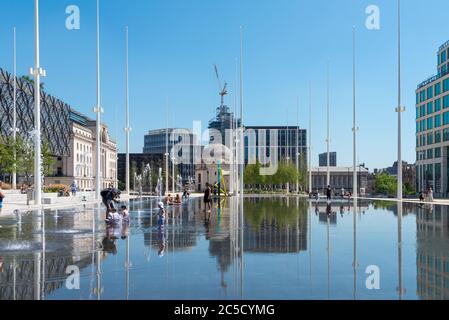 Wasserspiegel und Brunnen auf dem kürzlich renovierten Centenary Square im Stadtzentrum von Birmingham, Großbritannien Stockfoto