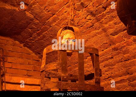 Mittelalterlicher Folterkäfig mit Eisenhängewerk. Mittelalterliche Folter Stockfoto