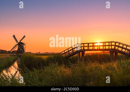 De Zilvermeeuw ist eine Poldermühle im Weiler Menkeweer, nördlich des Dorfes Onderdendam in der Provinz Groningen. Stockfoto