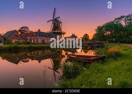 Dämmerung an der Hunsingo Mühle, auch „Molen van Haitsma“ genannt. Das Hotel liegt am Boterdiep, einem Kanal in dem kleinen Dorf Onderdendam in der Pro Stockfoto