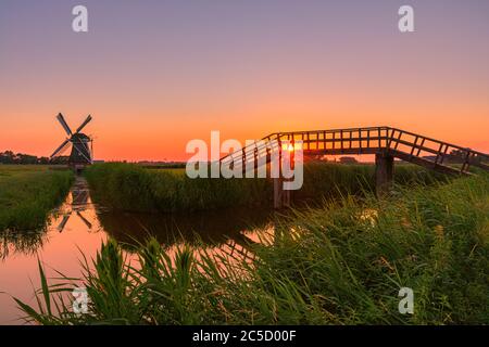 De Zilvermeeuw ist eine Poldermühle im Weiler Menkeweer, nördlich des Dorfes Onderdendam in der Provinz Groningen. Stockfoto