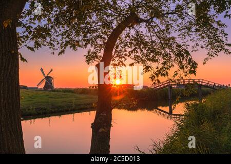 De Zilvermeeuw ist eine Poldermühle im Weiler Menkeweer, nördlich des Dorfes Onderdendam in der Provinz Groningen. Stockfoto