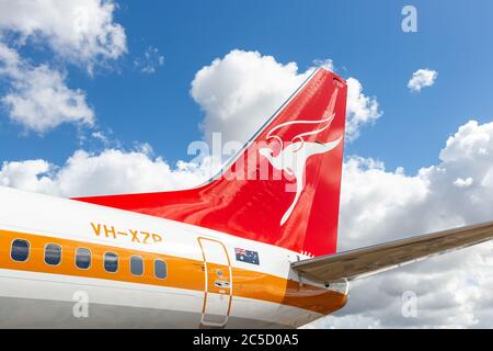 Das Heck von Qantas Boeing 737 VH-XZP, bekannt als Retro Roo, trägt eine spezielle Lackierung, die von Qantas in den 1970 & 1980er Jahren verwendet wurde. Stockfoto