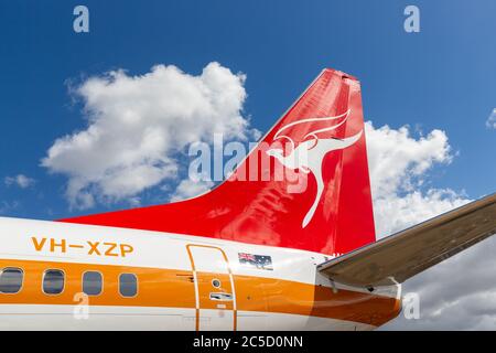 Das Heck von Qantas Boeing 737 VH-XZP, bekannt als Retro Roo, trägt eine spezielle Lackierung, die von Qantas in den 1970 & 1980er Jahren verwendet wurde. Stockfoto