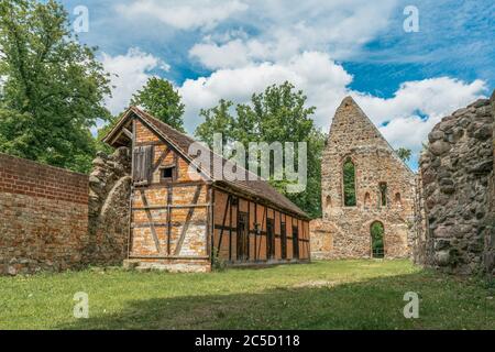 Ruinen der historischen Abtei Lindow in Brandenburg Stockfoto