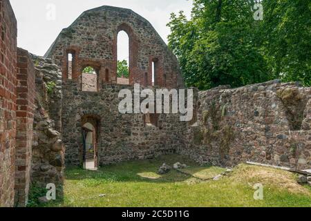 Ruinen der historischen Abtei Lindow in Brandenburg Stockfoto