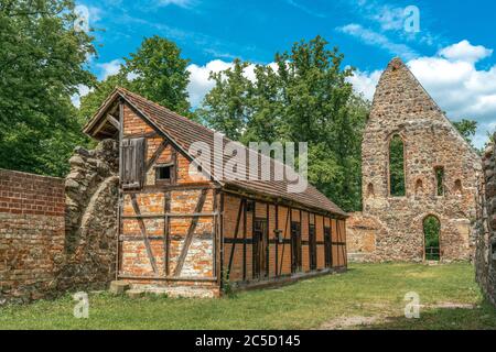 Ruinen der historischen Abtei Lindow in Brandenburg Stockfoto