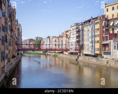 Girona City (Spanien) Blick auf die rote Eiffel Brücke über den Onyar Fluss Stockfoto