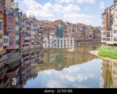 Girona City (Spanien) Blick über den Fluss Onyar Stockfoto