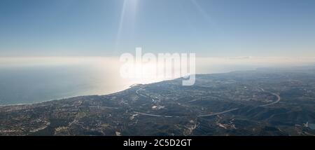 Panorama von zwei Bildern zusammen mit dem Himmel, dem Meer und der Stadt marbella, und san pedro und puerto banus Stockfoto