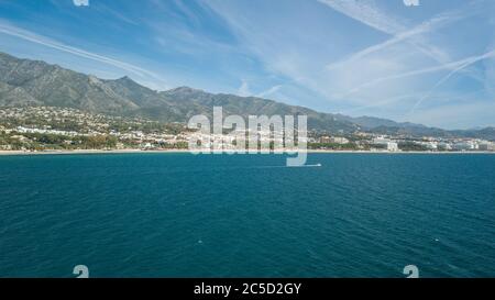 Ein Tag der Schifffahrt vor der Küste von marbella, malaga, im Süden spaniens. Blick vom Meer während der Fahrt Stockfoto