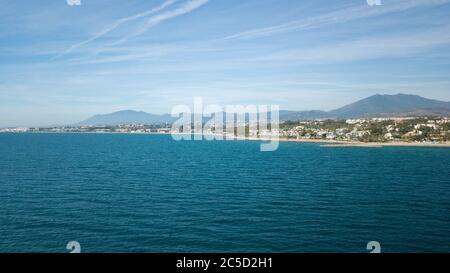 Ein Tag der Schifffahrt vor der Küste von marbella, malaga, im Süden spaniens. Blick vom Meer und möglich, Puerto banus Hafen zu sehen Stockfoto