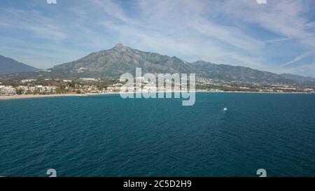 Ein Boot von Marbella Küste, malaga im Süden von Spanien, Ansichten von allen Küsten in der Abbildung von marbella Stadt Stockfoto