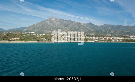 Ein Tag der Schifffahrt vor der Küste von marbella, malaga, im Süden spaniens. Blick vom Meer Stockfoto