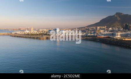 Luftaufnahme der Uferpromenade in Kapstadt mit dem Tafelberg dahinter.Teil eines Panoramabildes Stockfoto