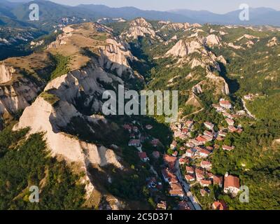 Luftaufnahme der Melnik Sandpyramiden, Blagoevgrad Region, Bulgarien Stockfoto