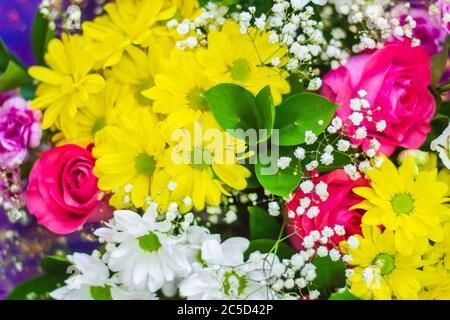 Festliche helle florale Hintergrund mit vielen bunten Blumen, einschließlich Rosen und Chrysanthemen. Um einen besonderen Anlass oder Urlaub zu feiern. Stockfoto