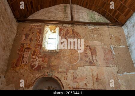 ASNIERES-SUR-VEGRE, FRANKREICH - 9. AUGUST 2018: Höllenszenen in der Kirche Saint-Hilaire, berühmt für ihre bemerkenswerten mittelalterlichen Wandmalereien. Stockfoto