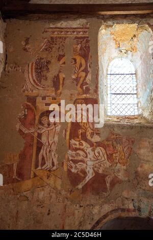 ASNIERES-SUR-VEGRE, FRANKREICH - 9. AUGUST 2018: Höllenszene in der Kirche Saint-Hilaire, berühmt für ihre bemerkenswerten mittelalterlichen Wandmalereien. Retter fährt awa Stockfoto