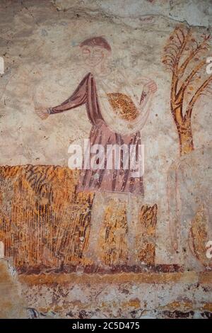 ASNIERES-SUR-VEGRE, FRANKREICH - 9. AUGUST 2018: Bauer, der die Ernte macht. Fragment der ländlichen Szene (Flucht nach Ägypten Thema) in Saint-Hilaire Kirche Stockfoto