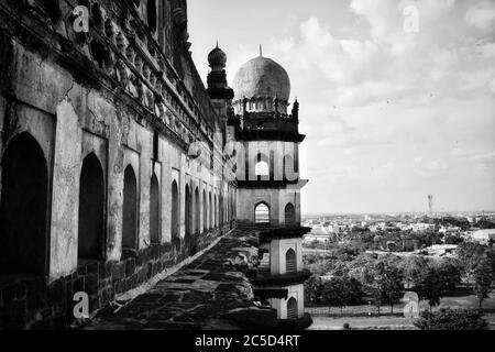 Der Seitenteil des gol gumbaz Denkmal.die schwarz-weiße Ansicht des Grabes Stockfoto