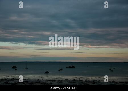 Cancale-Küste (Bretagne, Frankreich). Anlegestellen Boote bei Sonnenuntergang. Stockfoto