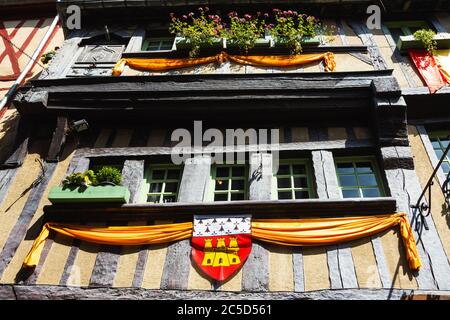 Mittelalterliches Dinan, Bretagne, Frankreich. Fassade eines typischen Fachwerkhauses mit festlicher Dekoration. Stockfoto