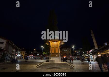 SARAJEVO, Bosnien-Herzegowina - 16. April 2017: Sebilj Brunnen, Bacarsija Bezirk, in der Nacht. Dieser Brunnen gilt als eines der größten Stockfoto