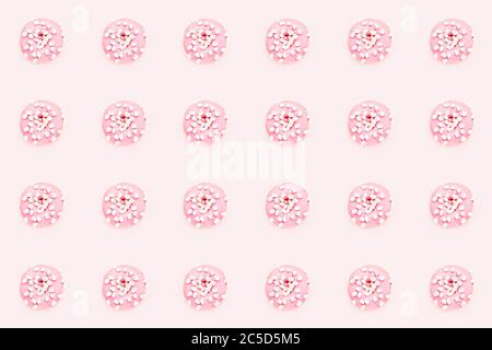 Nahtloses Muster. Rosa Donuts mit weißem Marshmallow auf rosa Hintergrund. Draufsicht, Kopierbereich. Stockfoto