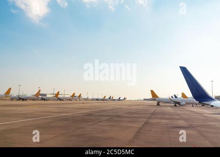 Flügel und Schwänze von Comercial Flugzeuge Parken am Flughafen und Vorbereitung für den Flug. Transportkonzept. Hochwertige Fotos Stockfoto