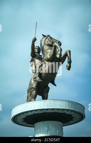 SKOPJE, MAZEDONIEN - 25. OKTOBER 2011: Nahaufnahme der Statue Alexander des Großen auf dem Hauptplatz von Skopje. 2012 eingeweiht, wurde es zu einem Landma Stockfoto