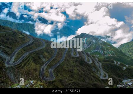 Eine schöne Bergstraße mit zweiundneunzig Kurven an der Seidenstraße Sikkim Stockfoto