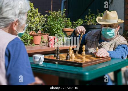 Ältere Paar spielen Schach während Coronavirus Epidemie Quarantäne Stockfoto