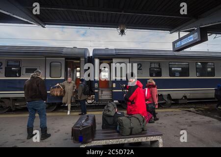 BUKAREST, RUMÄNIEN - 15. FEBRUAR 2020: Passagiere, die einen Intercity-Zug von CFR Calatori, der rumänischen Eisenbahngesellschaft, in Gara de Nord, Th Stockfoto