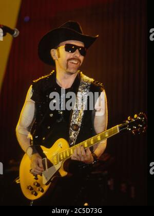 U2 am Eröffnungsabend ihrer Pop Mart Tour am 25. April 1997 im Sam Boyd Stadium, Las Vegas, USA: The Edge Stockfoto
