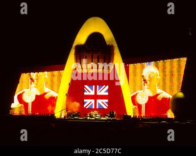 U2 zur Eröffnung ihrer Pop Mart Tour am 25. April 1997 im Sam Boyd Stadium, Las Vegas, USA: Stockfoto