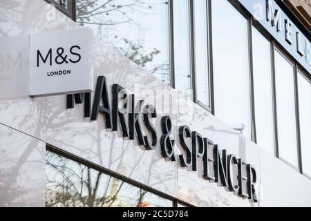 PRAG, TSCHECHIEN - 1. NOVEMBER 2019: Marken- und Spenderlogo vor ihrem Laden für Prag. Mars & Spencer ist eine britische Kette von Einzelhandelsgeschäften verkaufen Stockfoto