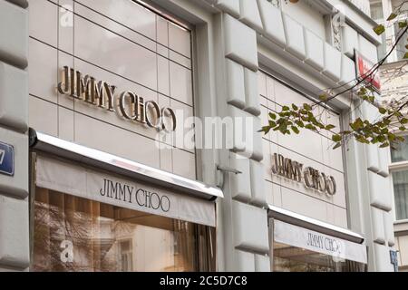 Prag - TSCHECHIEN - 1. NOVEMBER 2019: Jimmy Choo Logo vor ihrer Boutique in Prag. Jimmy Choo ist ein malaysischer und britischer Modedesigner spe Stockfoto