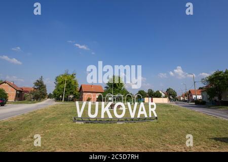 VUKOVAR, KROATIEN, 11. MAI 2018: Vukovar Schild an einer Straße und Straße am Eingang der Stadt während eines Sommernachmittags. Es ist eine Stadt an Slawonija, in Stockfoto