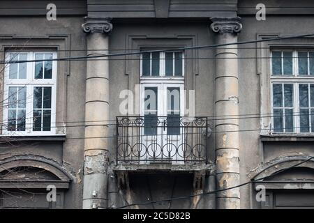 Detail eines alten, zerstörten Balkons auf einem verlassenen, verfallenen Gebäude im Zentrum von Belgrad, Serbien, das auf den Wiederaufbau in einer Stadtsanierung wartet Stockfoto