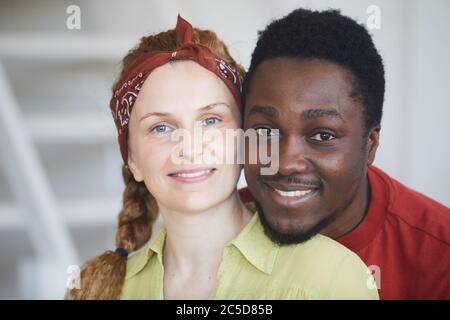 Porträt eines multirassischen jungen Paares, das vor der Kamera lächelt Stockfoto