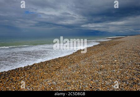 Kiesstrand am Meer, Nord-norfolk, england Stockfoto