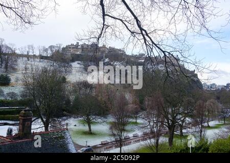 Blick auf das verschneite Edinburgh Castle und die Princes Street Gardens im Winter Stockfoto